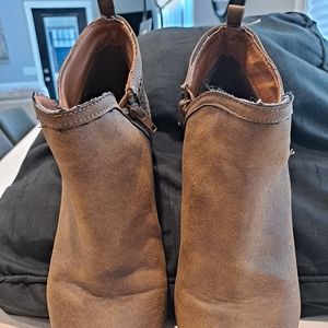 Boots size 9